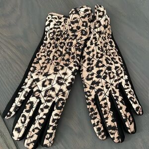 Chicos smart gloves Black and Leopard EUC!